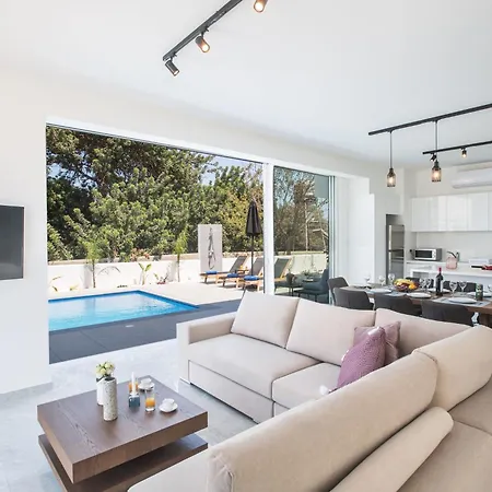 4 Schlafzimmer Mit Pool Im Zentrum Von * Protaras